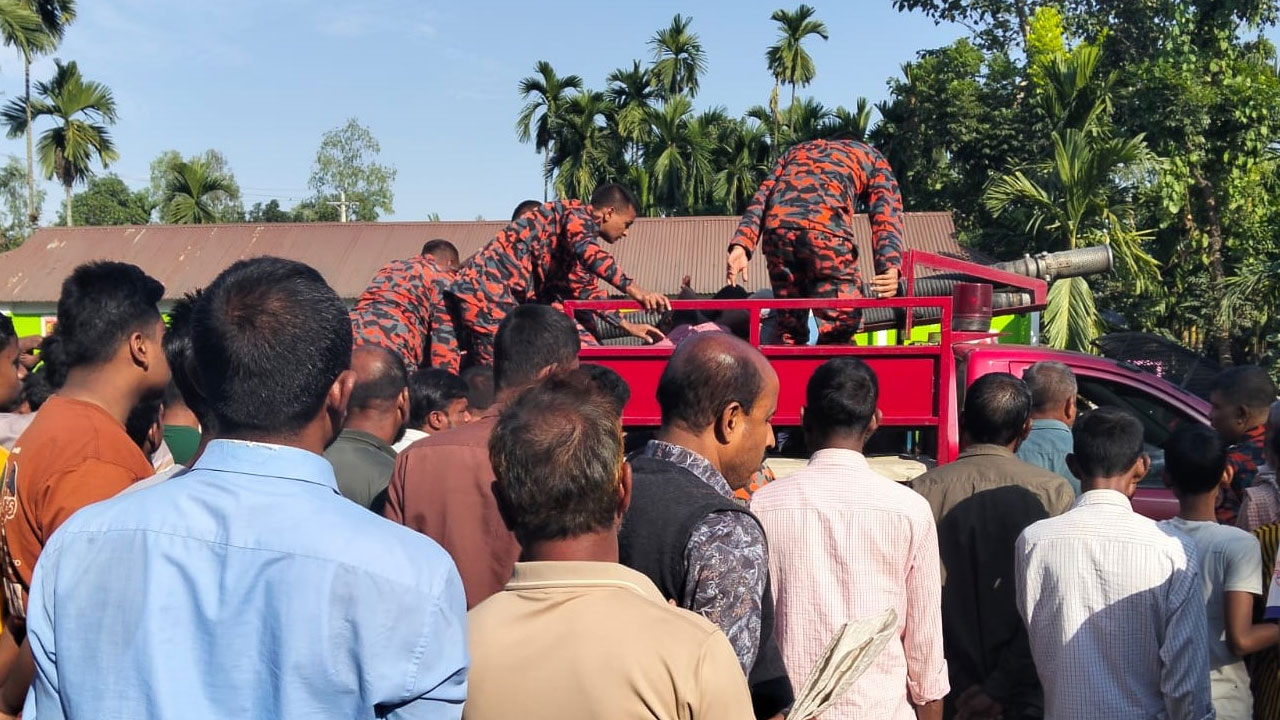 কুড়িগ্রামে ফায়ার সার্ভিসের গাড়িচালকের ঝুলন্ত মরদেহ উদ্ধার